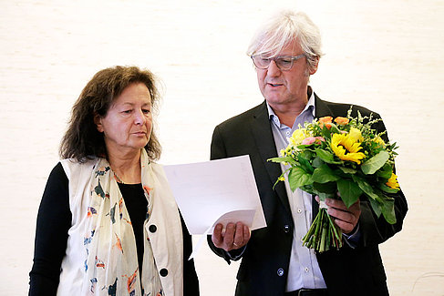 Oberbürgermeister Jochen Partsch überreicht Christiane Klein den Preis "Gesicht zeigen! für den Förderverein Atelierhaus Vahle e.V.