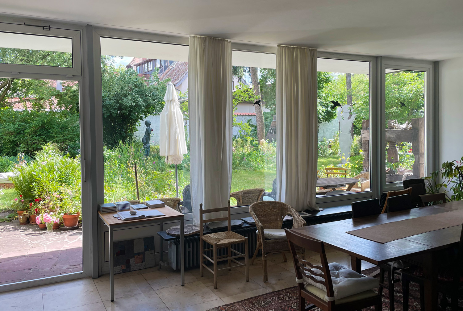 Blick in den Garten des Atelierhauses
